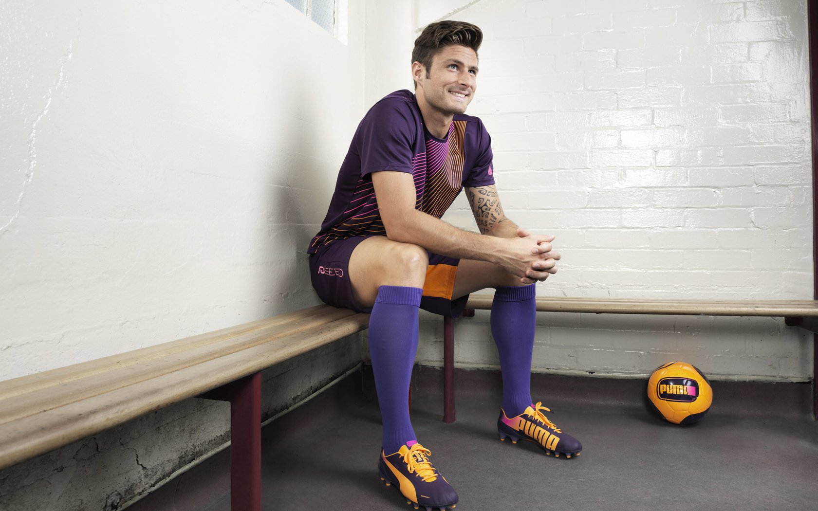 高尔在橄榄球冠军锦标赛中大放异彩，展现无与伦比的突破力，橄榄球和高尔夫的区别